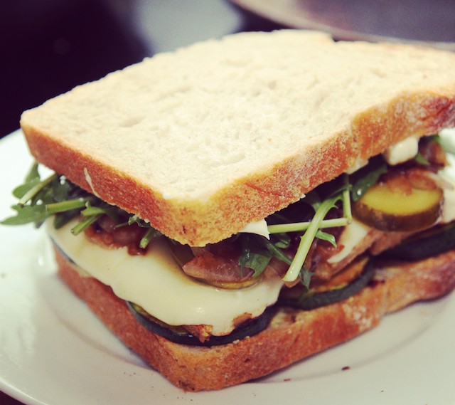 Gegrilltes Tofu Sandwich mit karamellisierten Zwiebeln